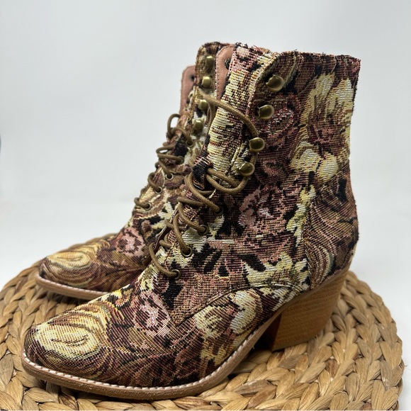 Jeffrey Campbell Women's Elcrom Tapestry Lace Up Heel Bootie Size 7.5 - Picture 5 of 10